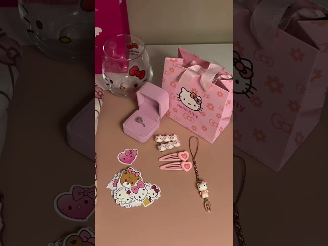 Vídeo relacionado con My sweety pop | Alfombrilla de ratón XXL Hello Kitty & Friends | Mochila grande de escritorio Kawaii 80 x 35 cm | Superficie lisa y base antideslizante | Accesorio decorativo Sanrio para teletrabajo y