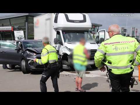 Vrachtwagentje en personenauto botsen in Groningen