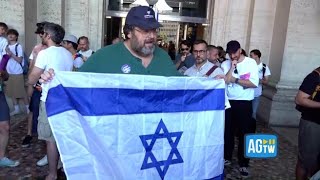Adinolfi al Pride con la bandiera israeliana: «Sei omofobo, vergognati», poi se la prende con la ...