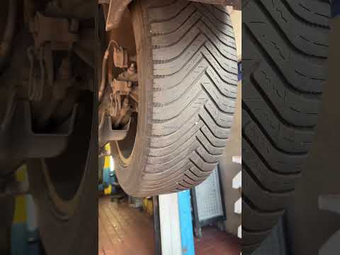 Einseitig abgefahren-woran könnte das liegen❓😳🚗 #kfz #automobile #werkstatt