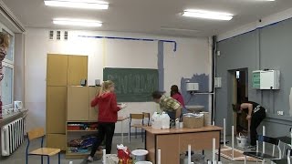 Młodzież remontuje świetlicę szkolną w Pieckach