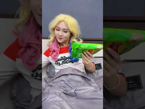 What does Harley Quinn want with a chip bag?#Harley Quinn #joker