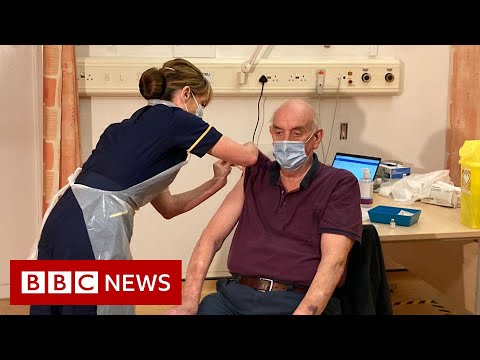 Covid: 給82歲的老人服用第一劑牛津藥 - BBC News (Covid: First Oxford dose given to 82-year-old man - BBC News)