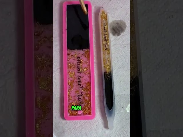 Vídeo relacionado con Marcapáginas personalizado en acero inoxidable con los nombres de los niños. Producto nacional, fabricado a mano. Regalos para profesores. Regalos fin de curso. MODELO-2023-01 (Resinas Rosas)