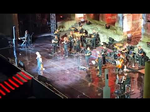 Η στιγμή που η Μαρινέλλα καταρρέει στο Ηρώδειο