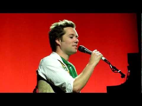 Rufus Wainwright chante "A la claire fontaine"