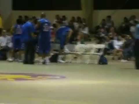 Juan Vélez jugando baloncesto UCB