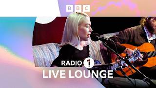 Phoebe Bridgers wykonuje cover Nirvany w BBC Live Lounge