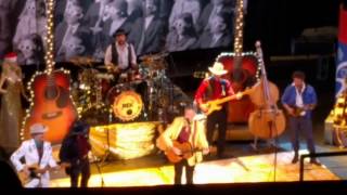 Robert Earl Keen and Trace Atkins singing Copenhagen at the Aztec Theatre