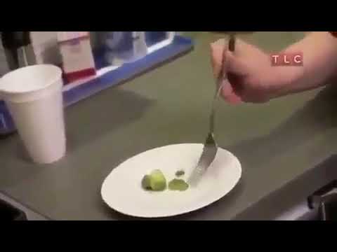 Frau die vom Gemüse fast kotzt