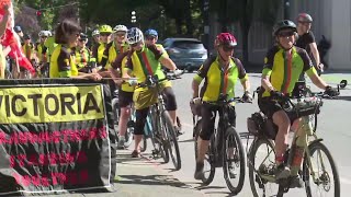 Cyclists race to beat the bus from downtown Victoria to Langford