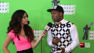 Jennifer Tapiero raps while Todrick Hall sings at the MTV 2015 VMAs Press Junket