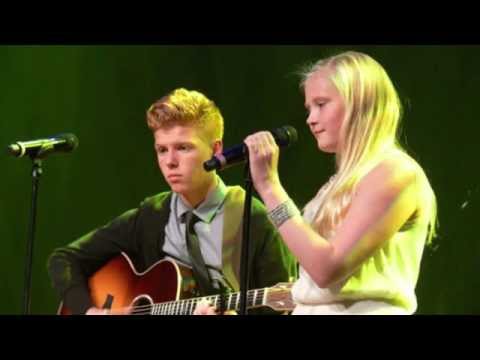 Brosið þitt lýsir mér leið (Cover) - Aron Brink og Kristín María Brink