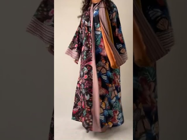 عباية ملونة بنمط الفراشات