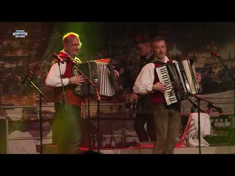 Denis Novato mit Kathreinerbegleitung - Von Ort zu Ort