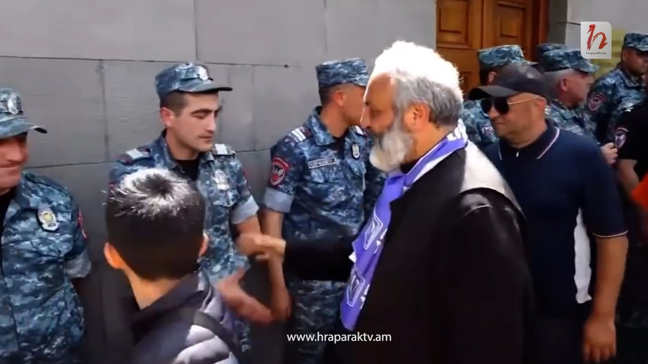 Բագրատ Սրբազանը ձեռքով ողջունում է ԱԺ-ի առջև հերթապահություն իրականացնող ոստիկաններին