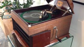 Gramophone HMV 125 playing " here comes Santa Claus " Christmas songs