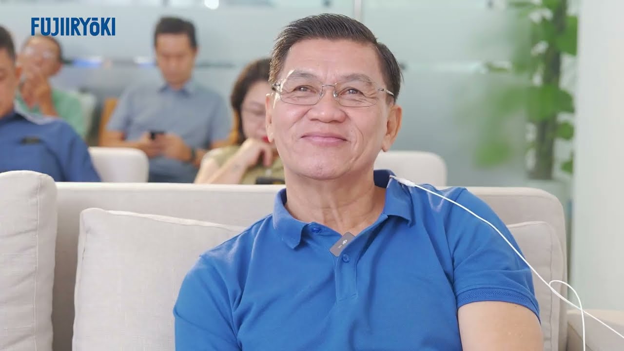 Khách hàng trải nghiệm máy trị liệu điện trường cao áp tại Trung tâm trải nghiệm của Fujiiryoki