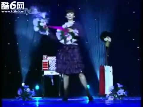 Appearing feather bouquet to ball