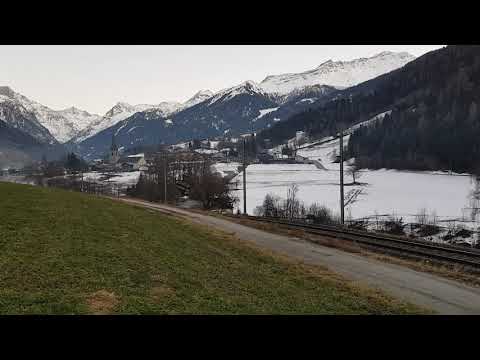 Le train "Vetbier Express" à la sortie de la gare du Châble