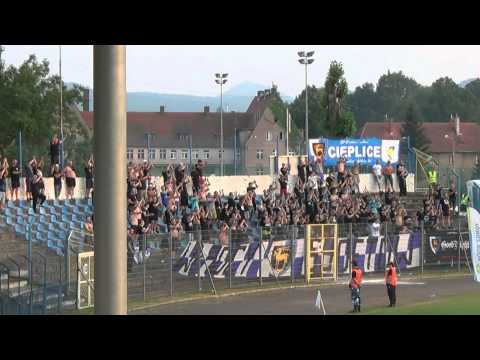 Doping kibiców KS Karkonoszy Jelenia Góra podczas meczu z Górnikiem Wałbrzych (09.08.15)