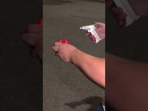 5xM1000 GROUND SALUTES GOING OFF , LIGHT WORK