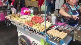 preview picture of video 'Street Food in Chatuchak Weekend Market, Bangkok - Thailand'