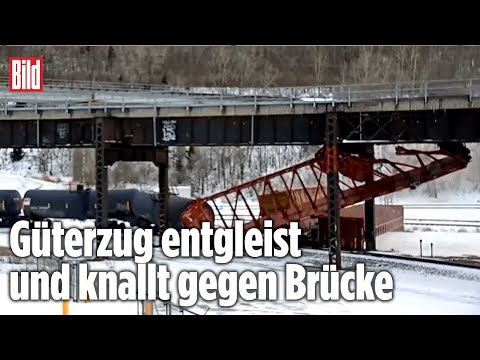 Zug entgleist, Waggons stapeln sich an Brücke