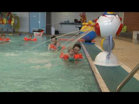 Ouder-kindzwemmen weer van start in de Veluwehal