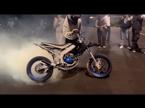 Burn med moppe och polisen kommer