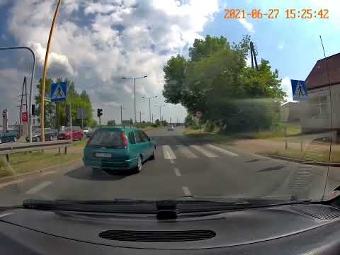 Częstochowa ul Bugajska skrzyżowanie z Wojska Polskiego przejazd na czerwonym świetle