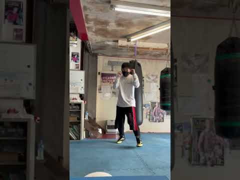 【Boxing technique】左に行くフェイントを入れて右側にポジションを取り右ストレート #shorts #ボクシング