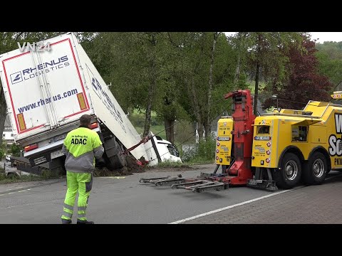 04.05.2020 - VN24 - Sattelzug rutscht nach Kollision in Antfeld einen Abhang runter