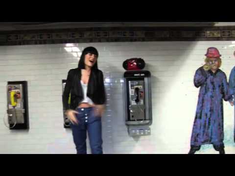Jessie J Sings in New York Subway