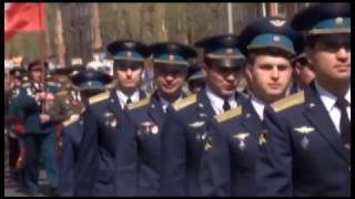 Людей разворачивают к Мемориалу памяти спиной