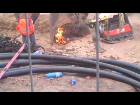 Olsztyn - robotnicy opalający kable na budowie linii tramwajowej
