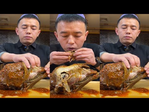 ASMR LAMB HEAD WITH SPICY GARLIC SAUCE EATING.