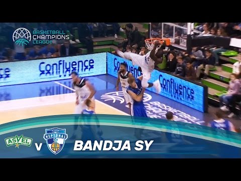 Bandja Sy goes up in the air for the alley-oop