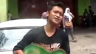 Download lagu Pengamen di  Kota Malang ini memiliki suara yg sangat memukau mp3