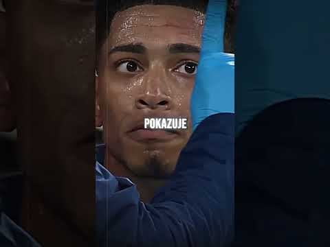 Piłkarz ma piłkę przy nodze przez?