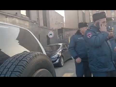 Դեսպանատան դիմաց ոստիկանական ուժեր են բերվել