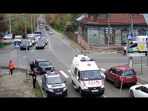 Резко врезавшись в бордюр пробил колесо...