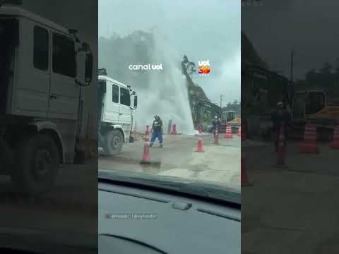 Rompimento de adutora espalha água por avenida em Ribeirão Pires, a Grande São Paulo