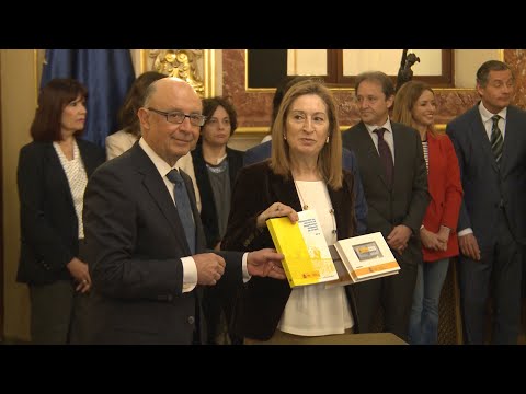 Montoro entrega los Presupuestos 2018 a Ana Pastor