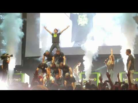 Let's Play Live Chicago Human Pyramid
