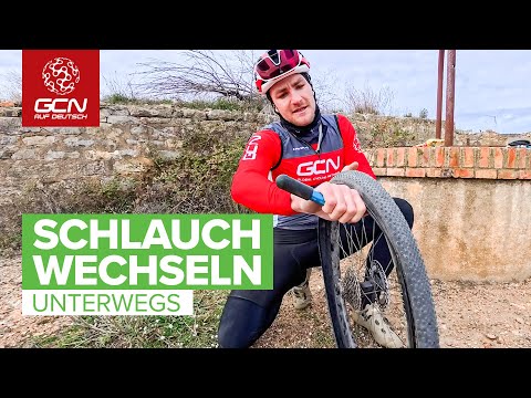 Wie man unterwegs einen platten Schlauch wechselt | Schlauchwechsel am Straßenrand
