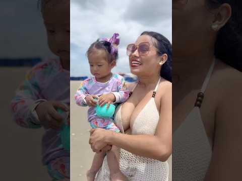 Zoe se divierte en la playa 🏖️