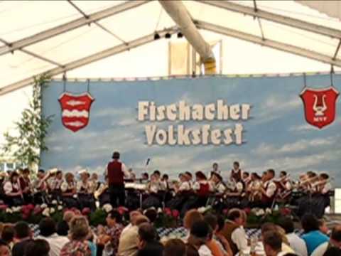 Das Große Blasorchester des Musikverein Fischach spielt den Steigermarsch