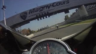 preview picture of video 'Roulage moto Team18 Magny cours 14 avril 2014 + crash'