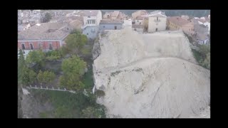 preview picture of video 'Stigliano (MT), La rupe del Castello vista dal drone.'